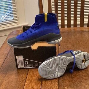 Boys Under Armour basketball shoes , size 7y, nwt
